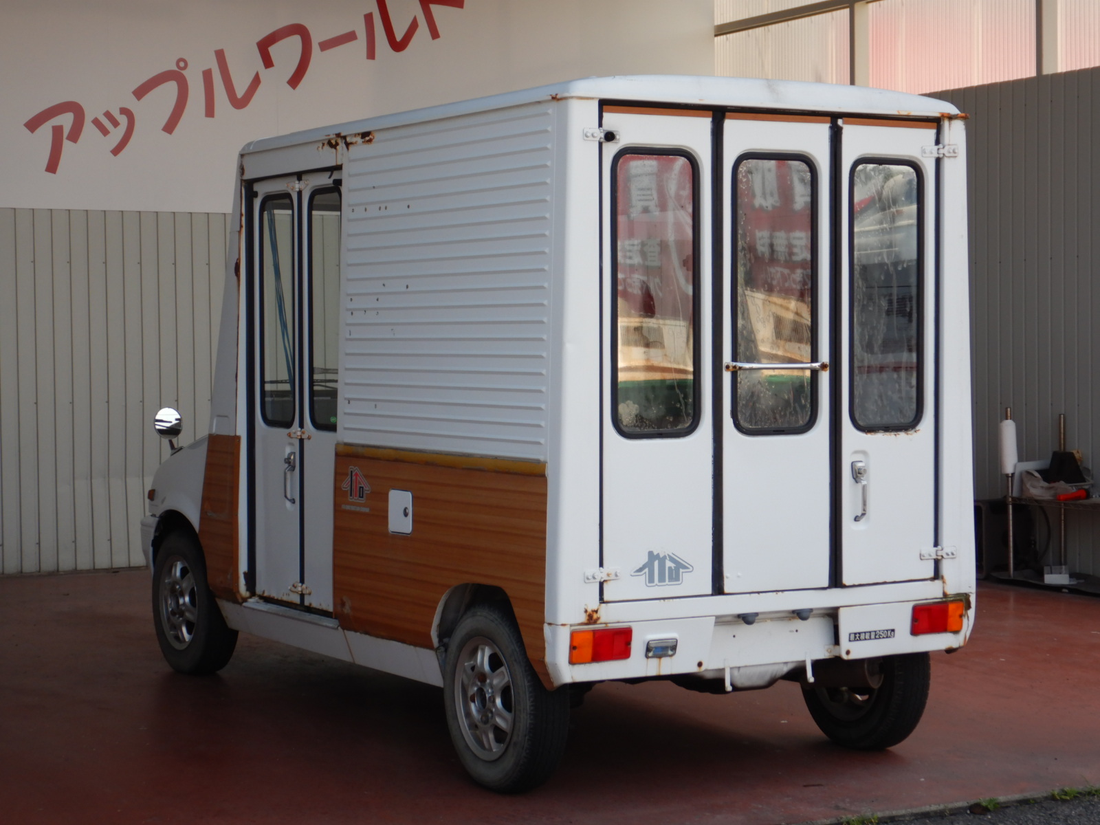 DAIHATSU Mira Walk-through Van