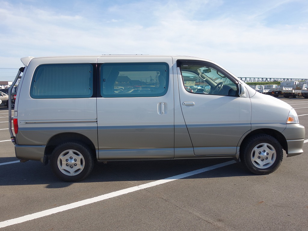 TOYOTA Grand Hiace