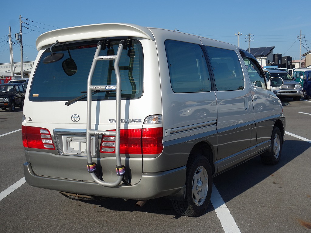 TOYOTA Grand Hiace