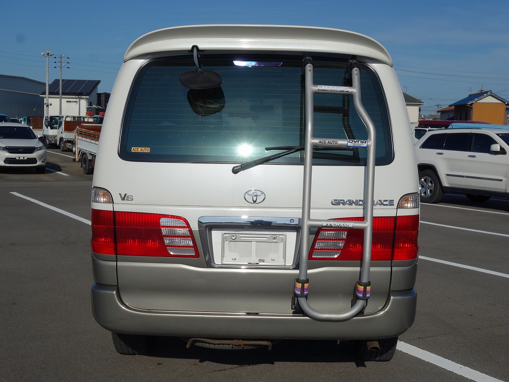 TOYOTA Grand Hiace