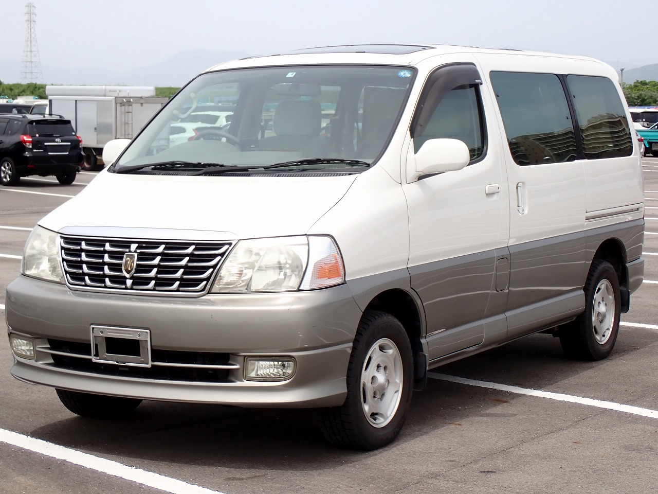 TOYOTA Grand Hiace
