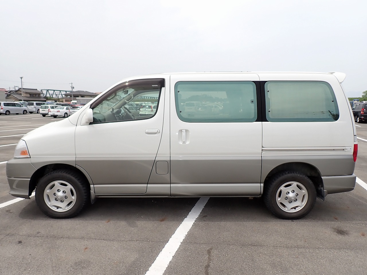 TOYOTA Grand Hiace