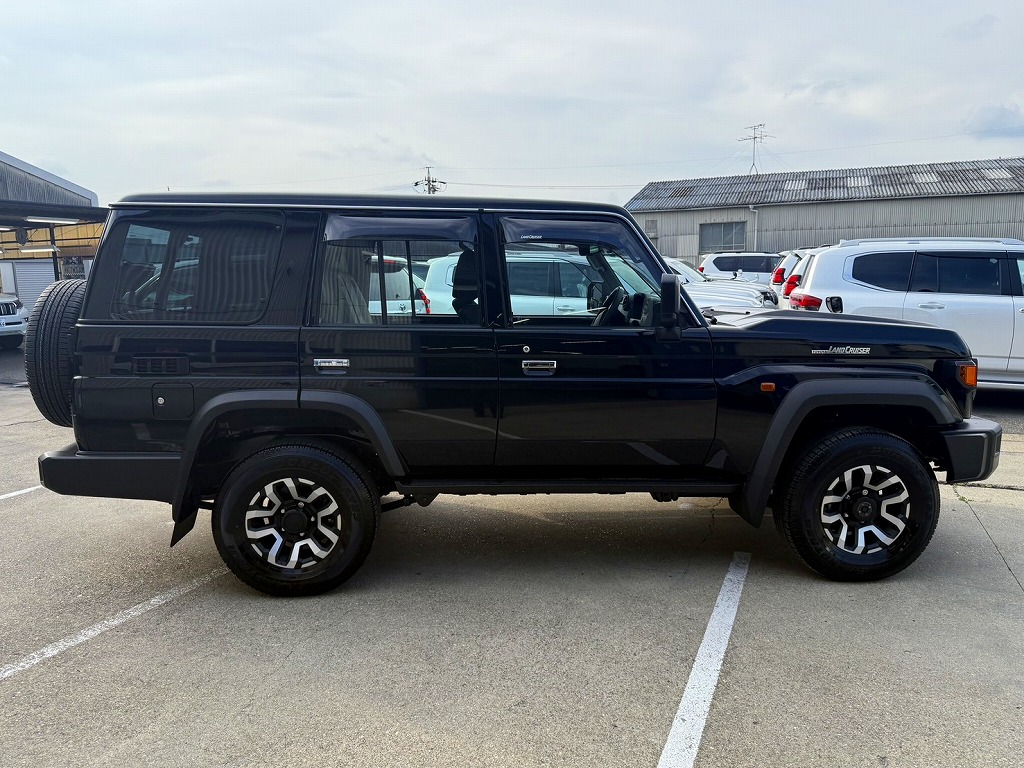 TOYOTA Land Cruiser 70