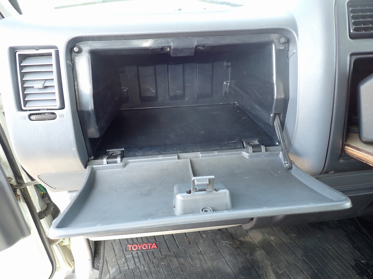 TOYOTA Dyna Truck