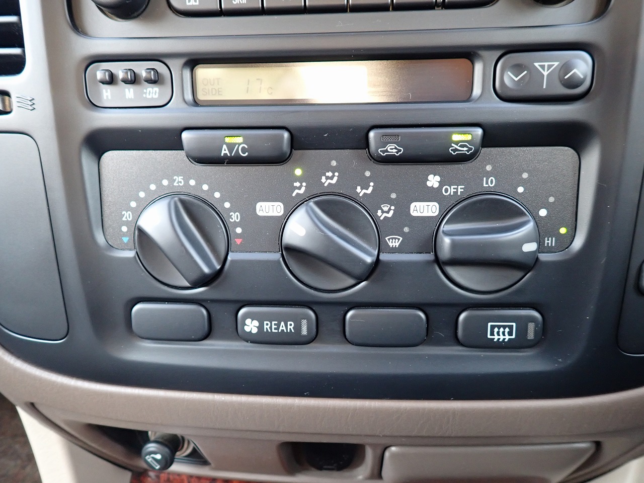 TOYOTA Land Cruiser 100