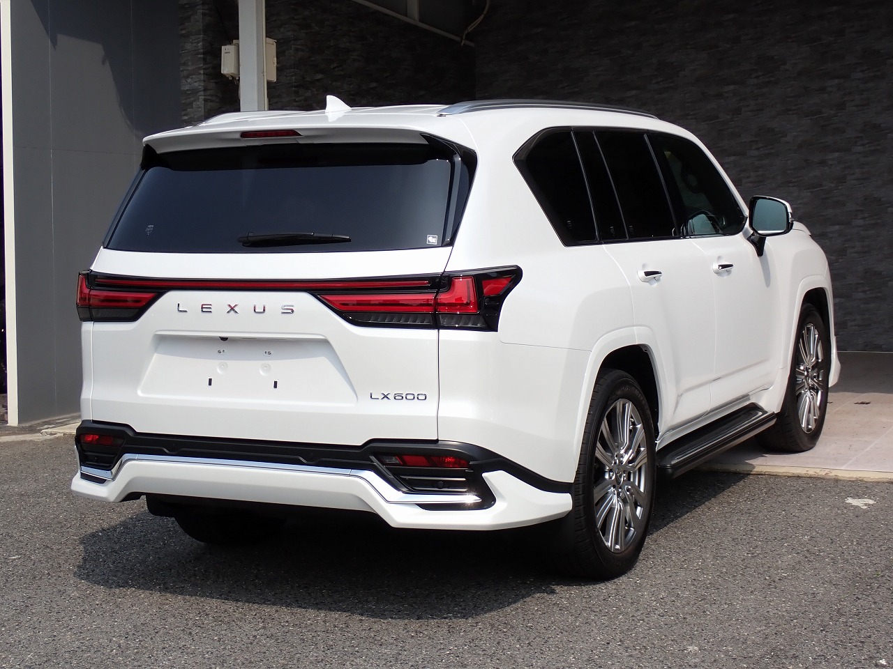LEXUS LX 600