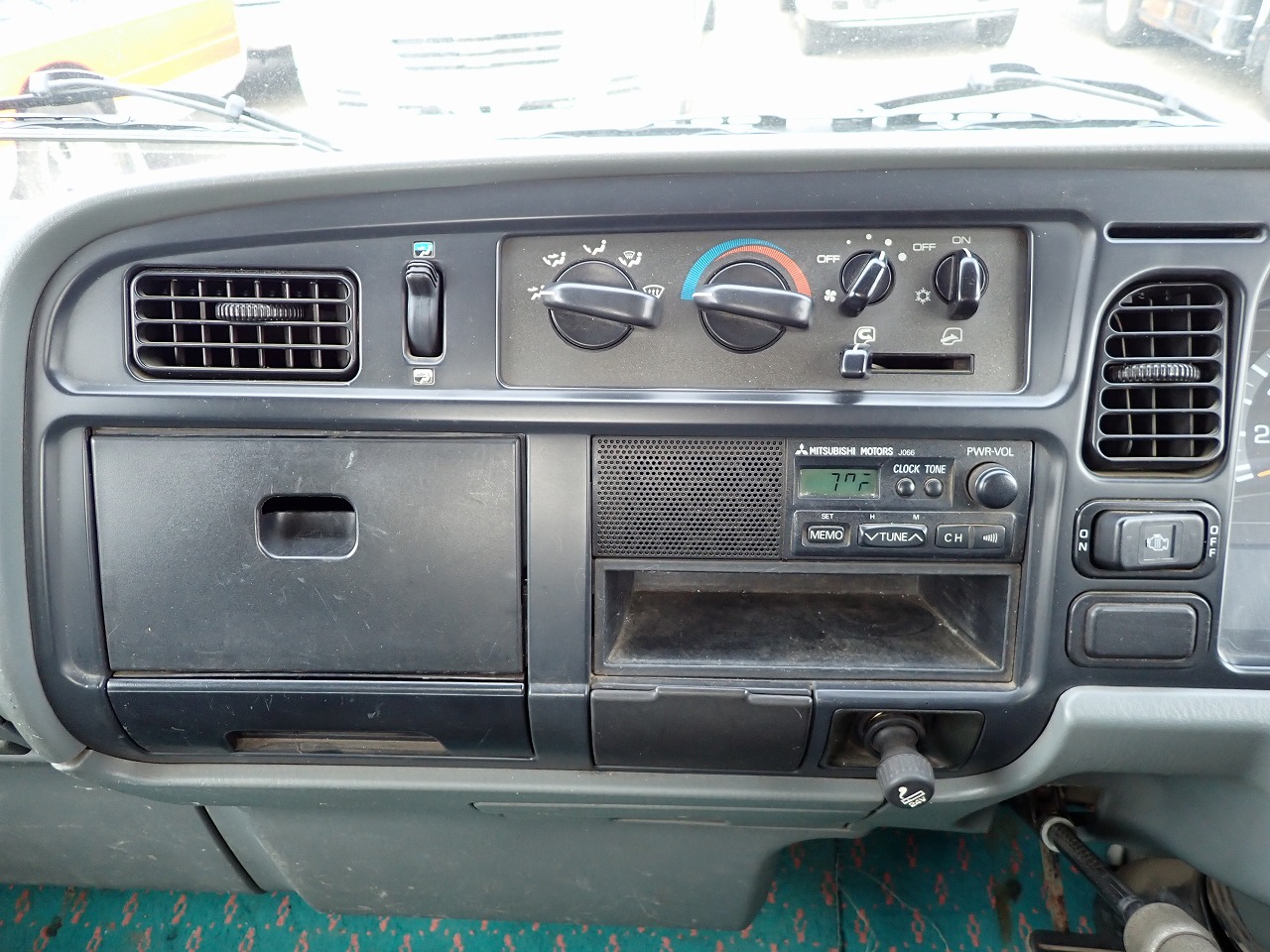 MITSUBISHI Canter