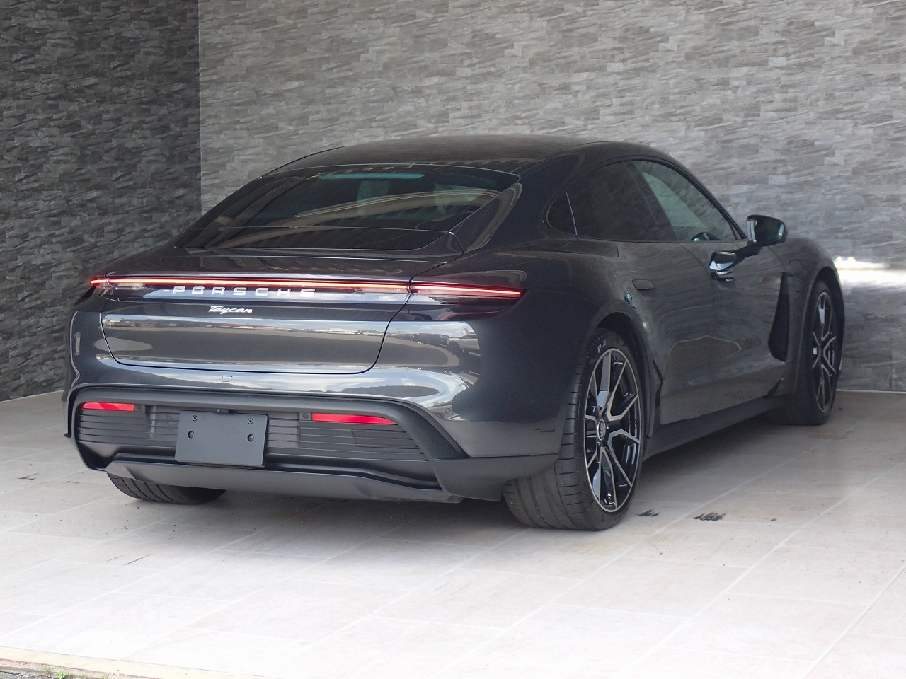PORSCHE Taycan