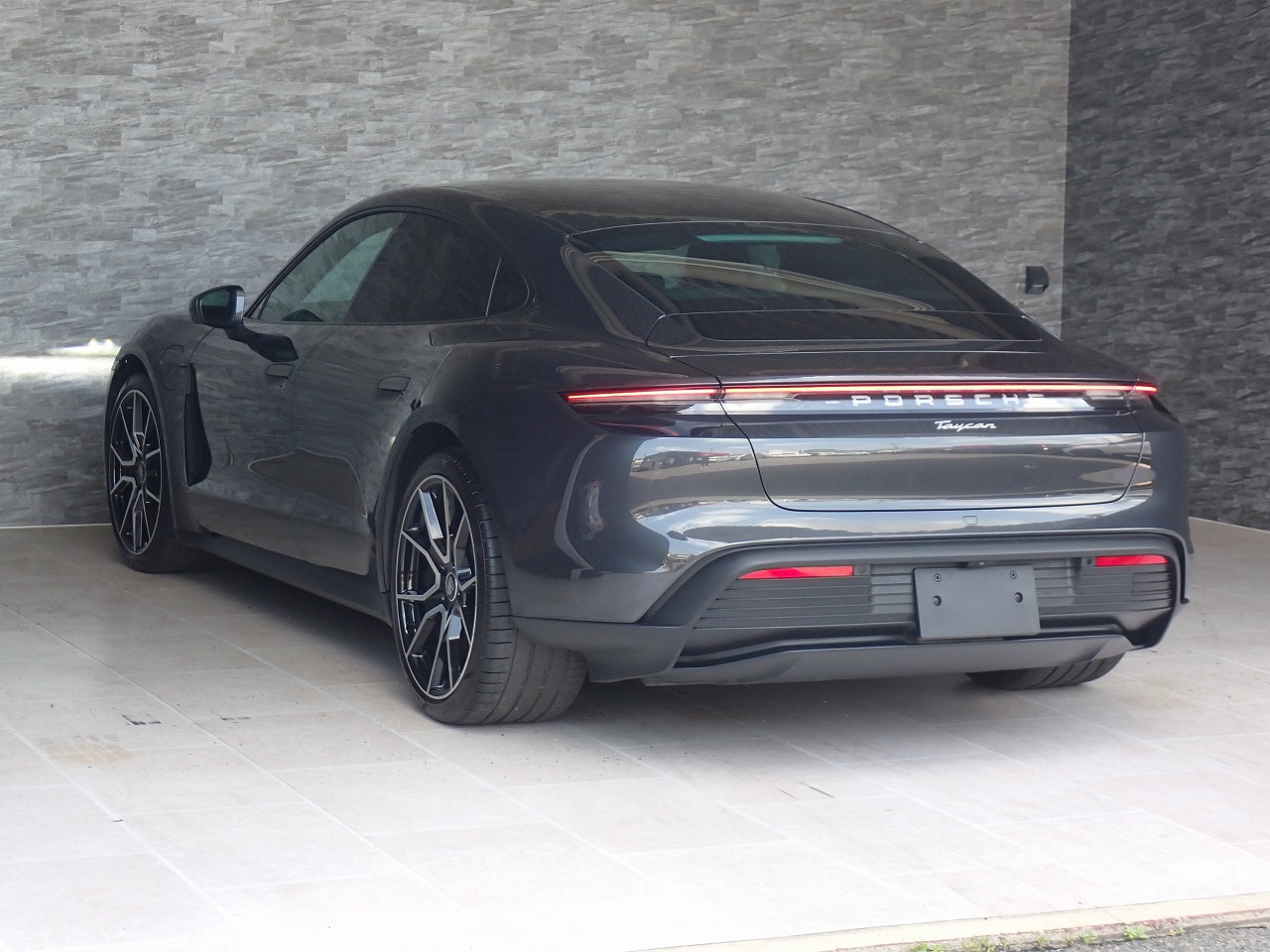 PORSCHE Taycan