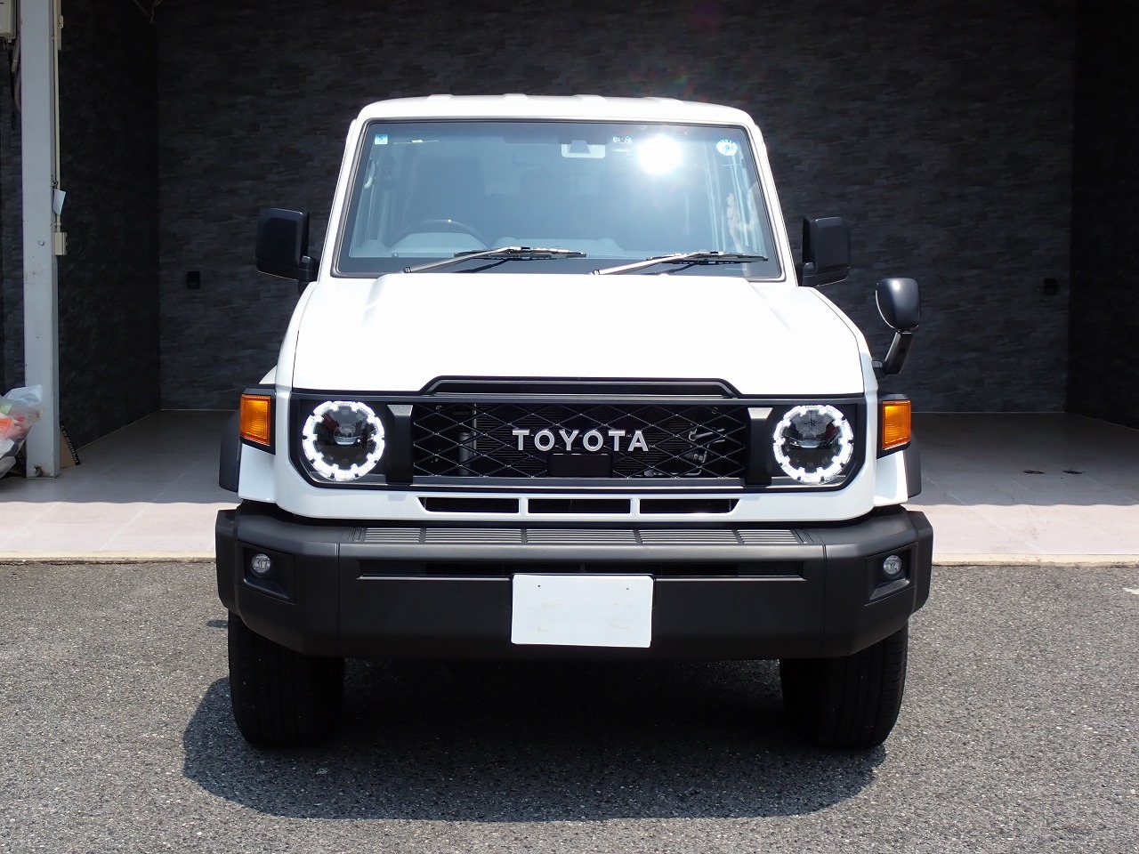 TOYOTA Land Cruiser 70