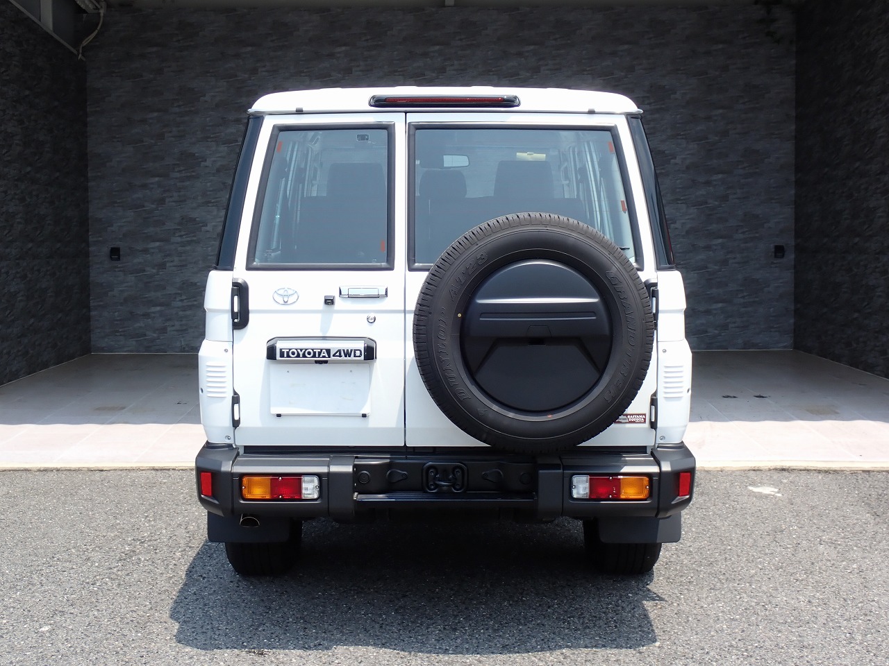 TOYOTA Land Cruiser 70