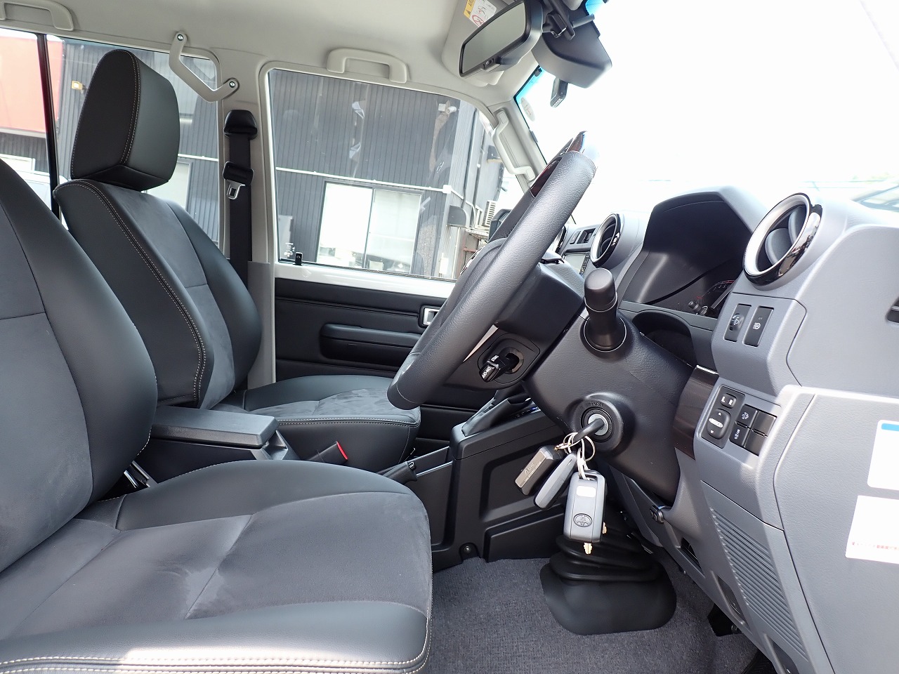 TOYOTA Land Cruiser 70