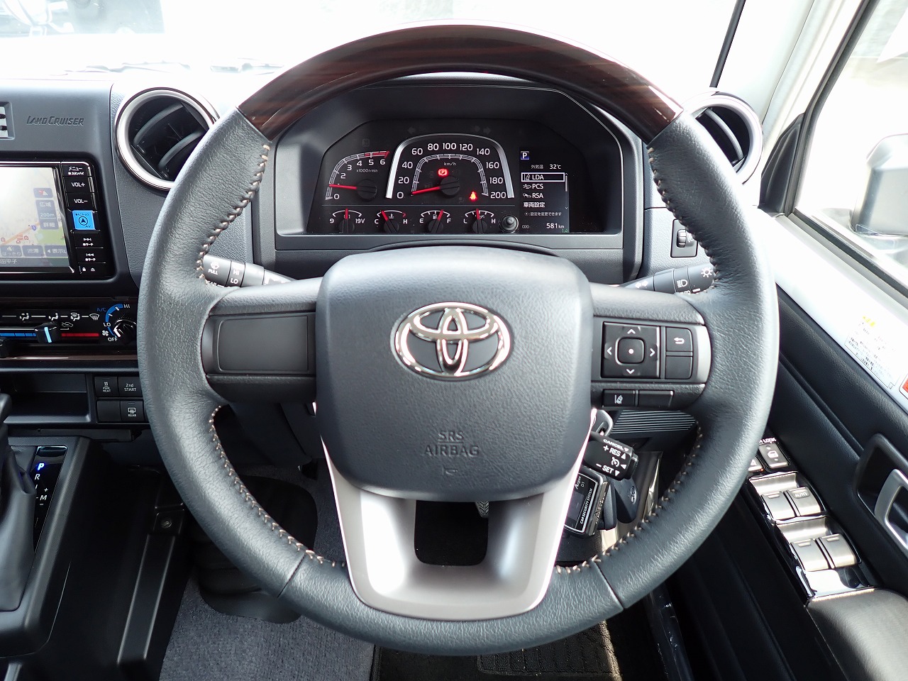 TOYOTA Land Cruiser 70
