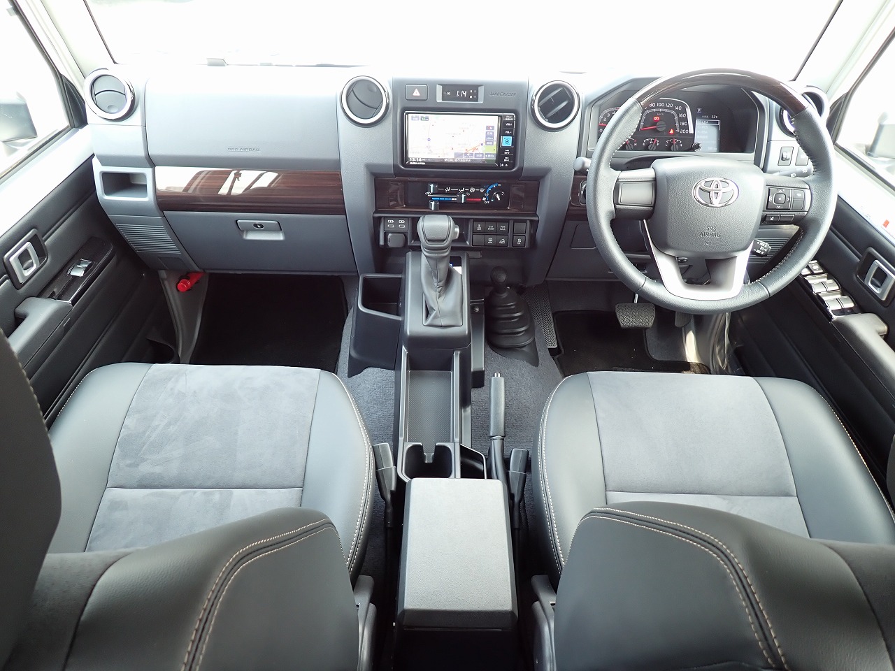 TOYOTA Land Cruiser 70