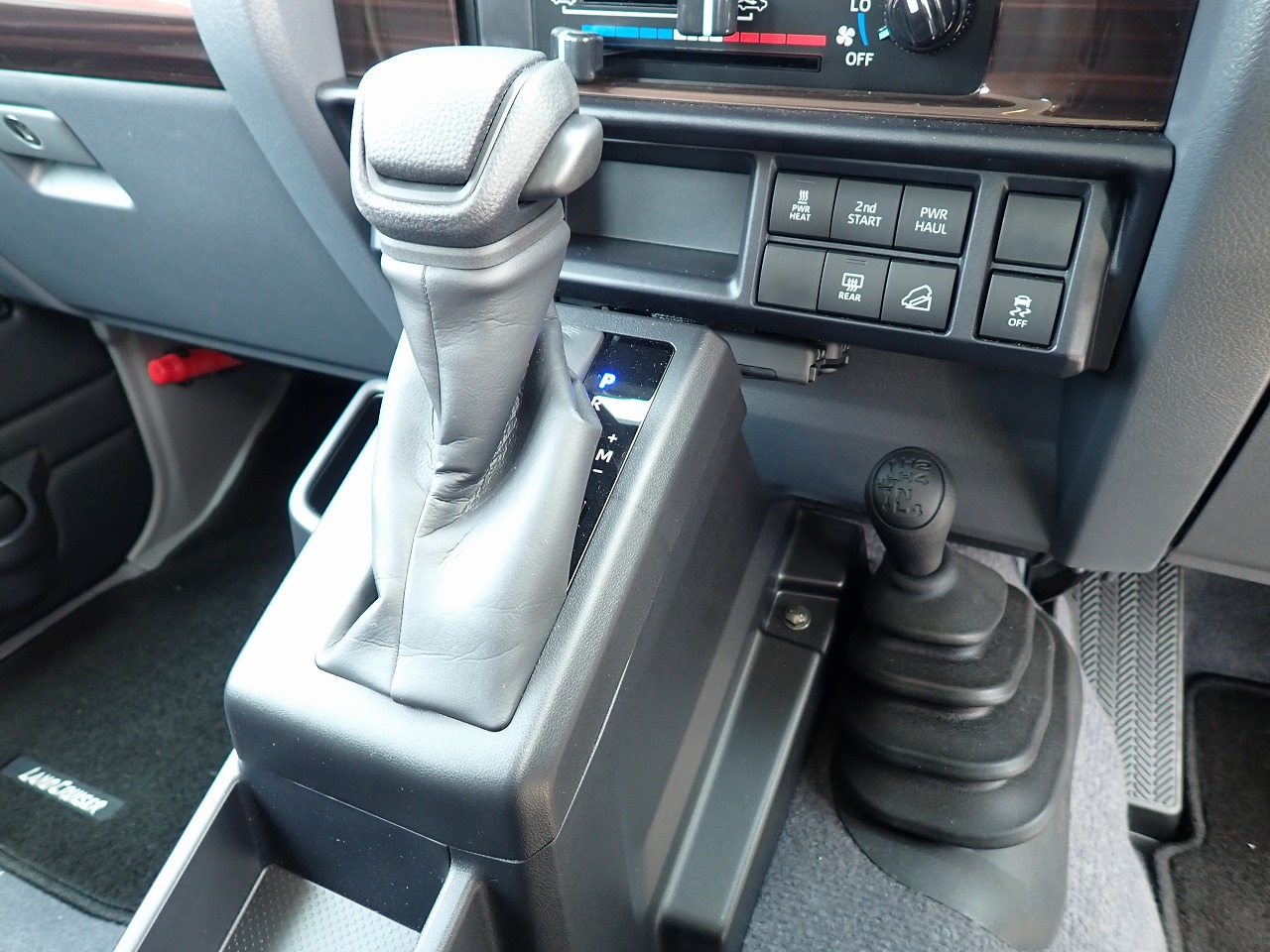 TOYOTA Land Cruiser 70