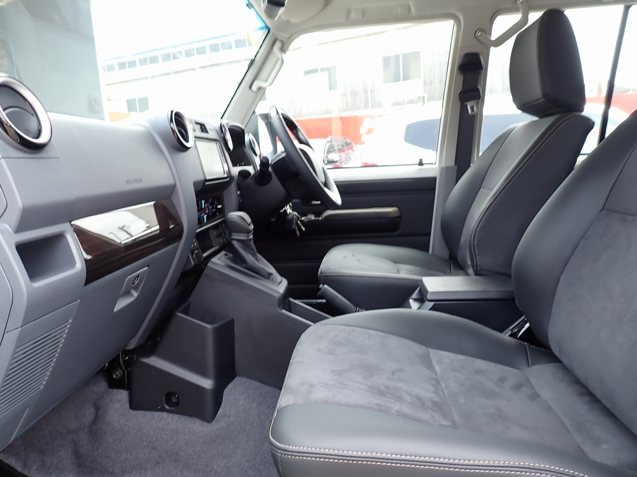 TOYOTA Land Cruiser 70