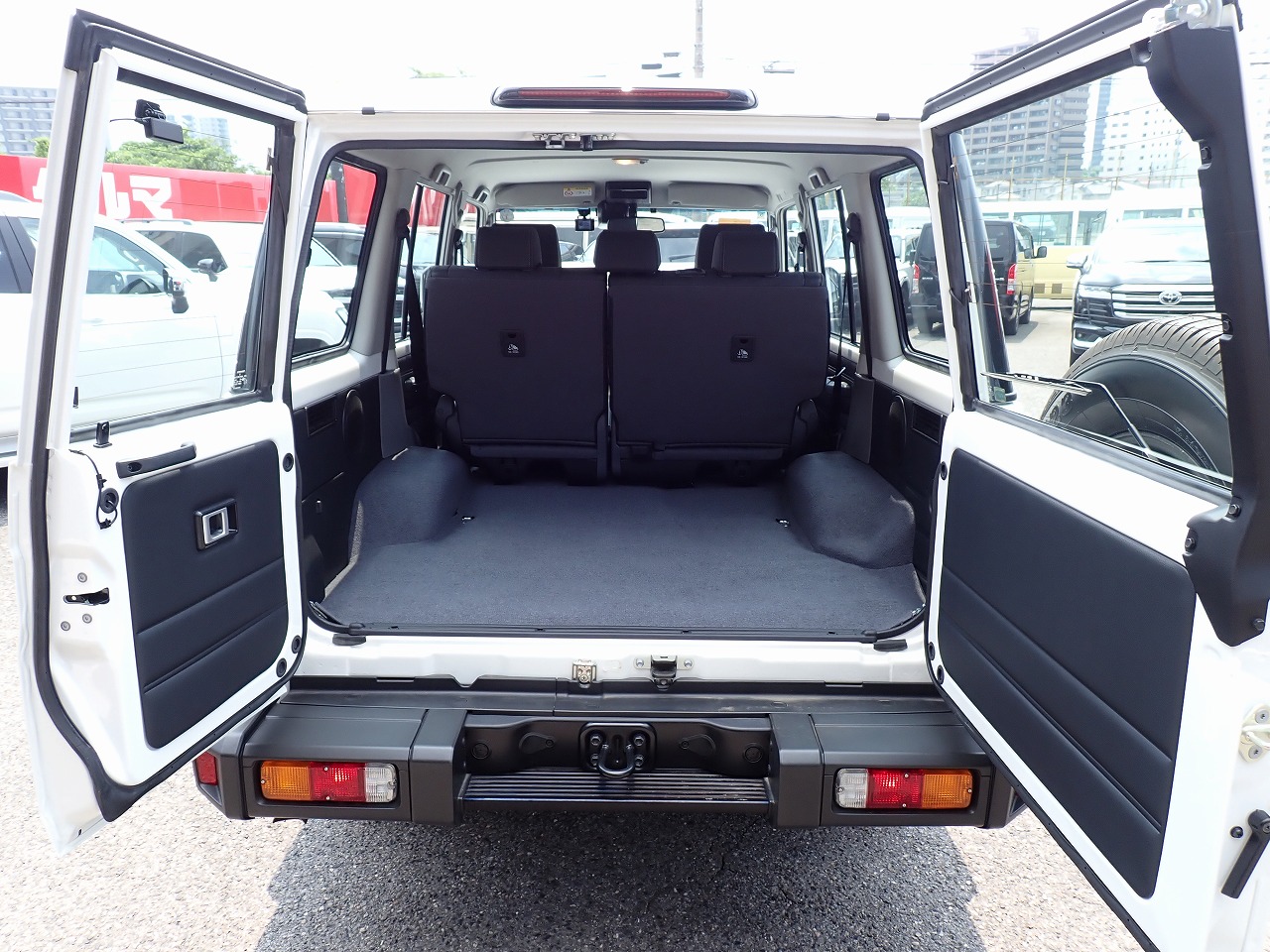 TOYOTA Land Cruiser 70