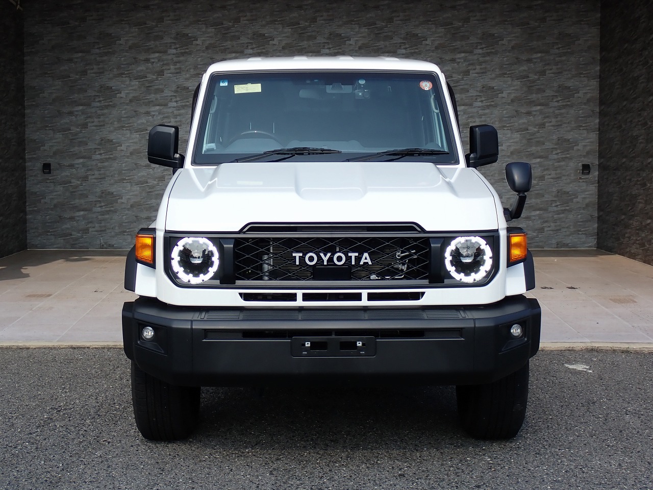 TOYOTA Land Cruiser 70