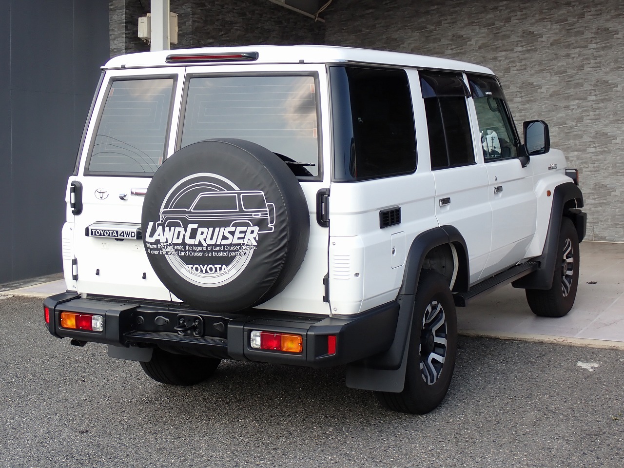 TOYOTA Land Cruiser 70