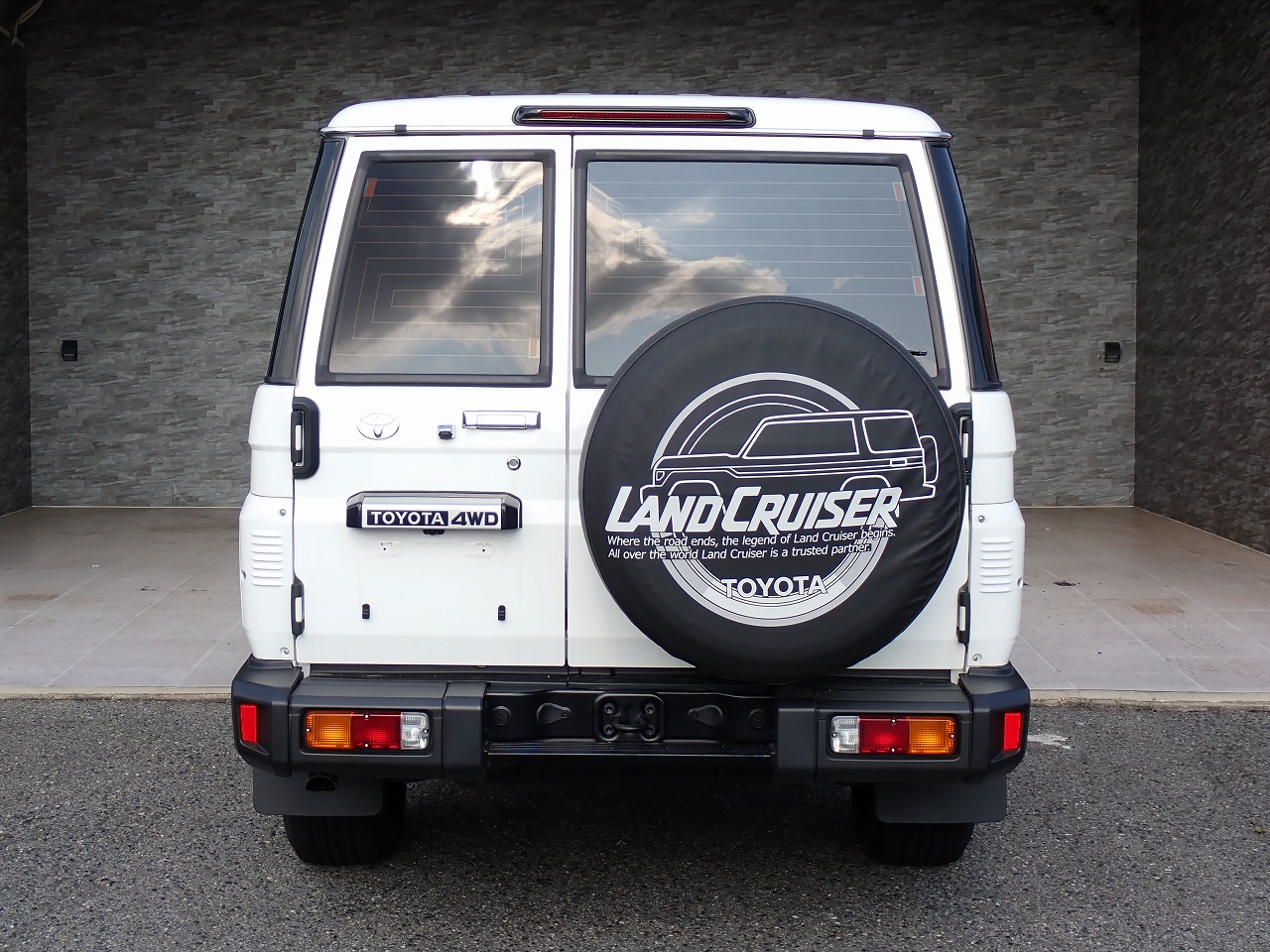 TOYOTA Land Cruiser 70