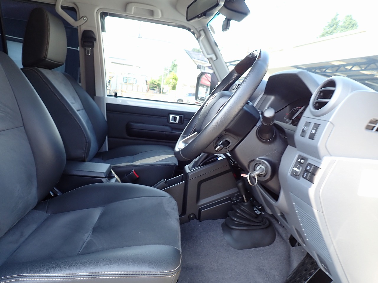 TOYOTA Land Cruiser 70