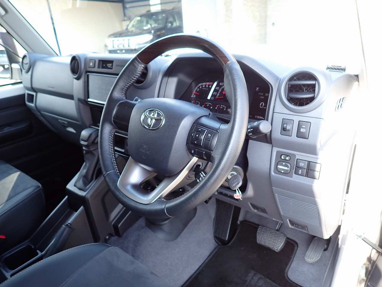 TOYOTA Land Cruiser 70