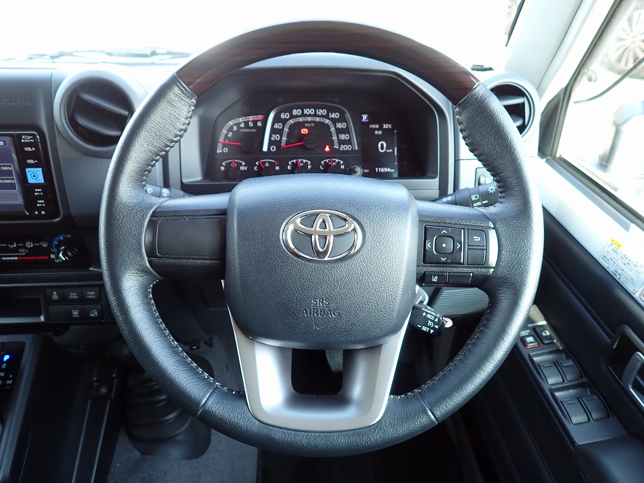 TOYOTA Land Cruiser 70