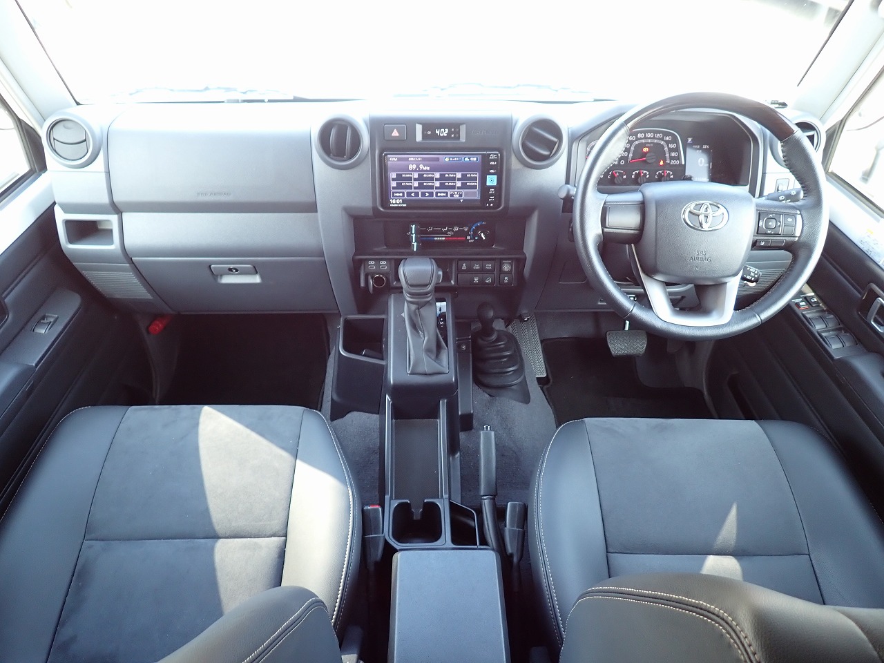 TOYOTA Land Cruiser 70