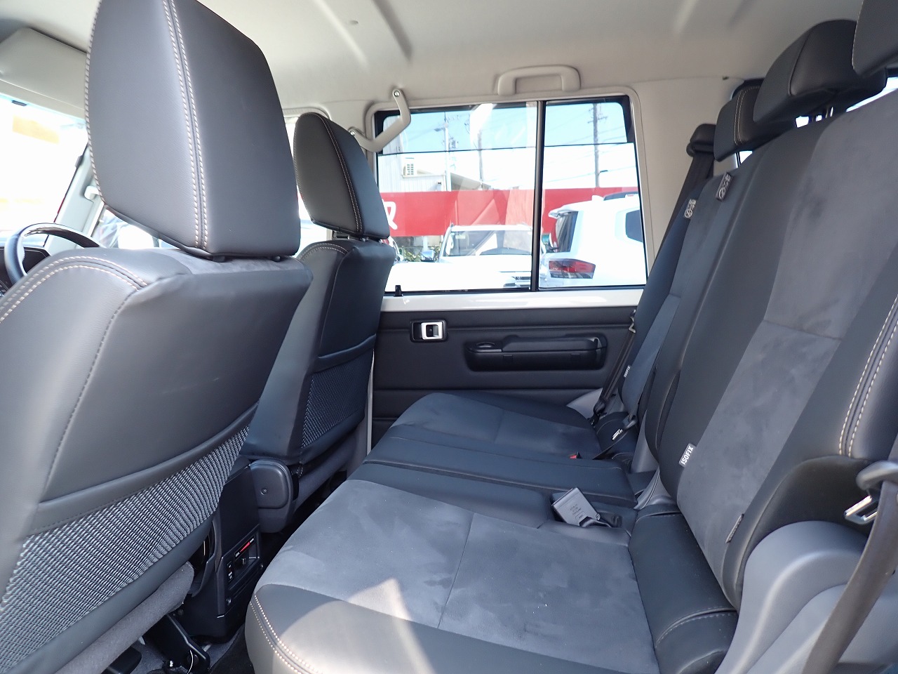 TOYOTA Land Cruiser 70