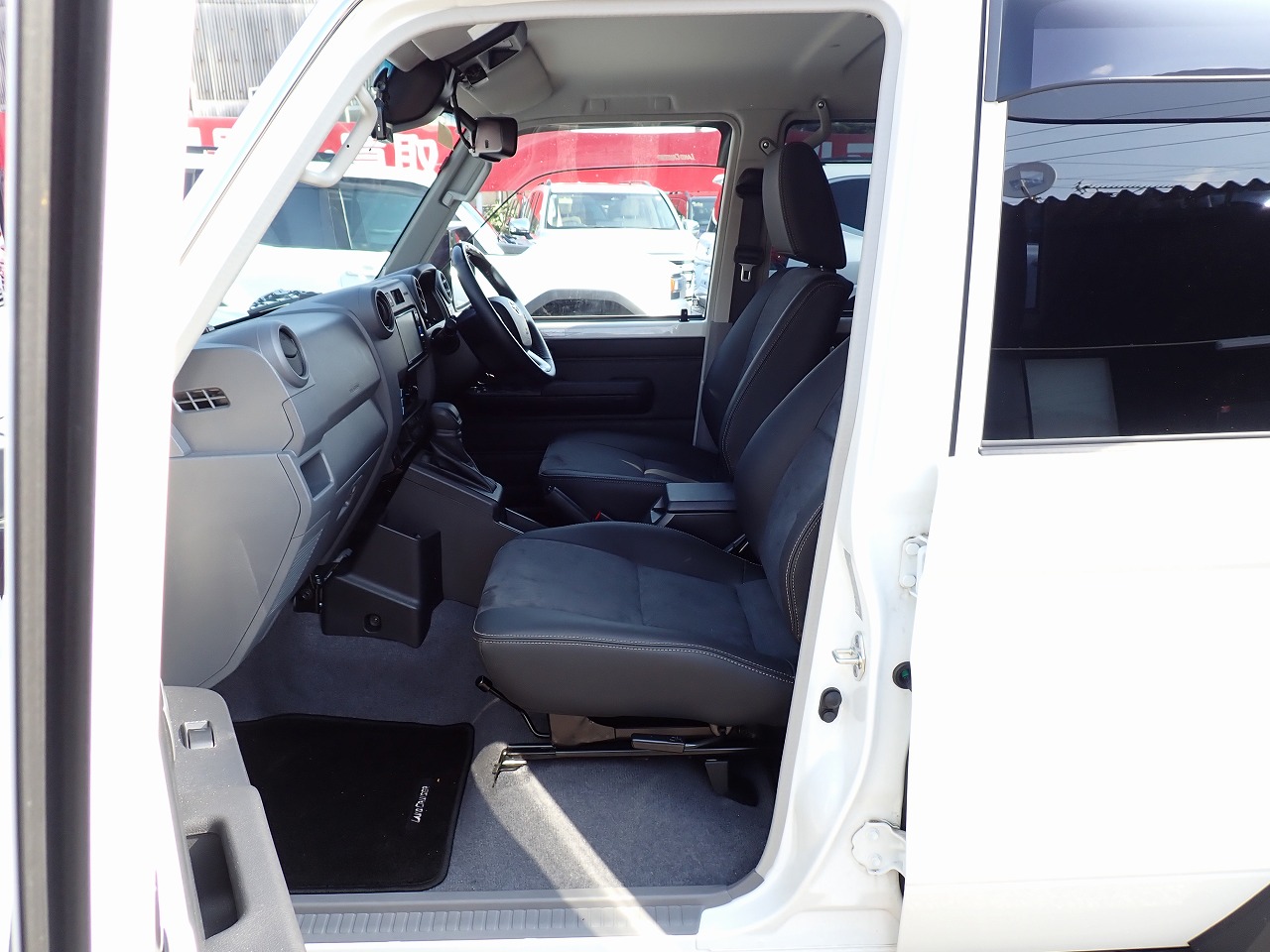 TOYOTA Land Cruiser 70