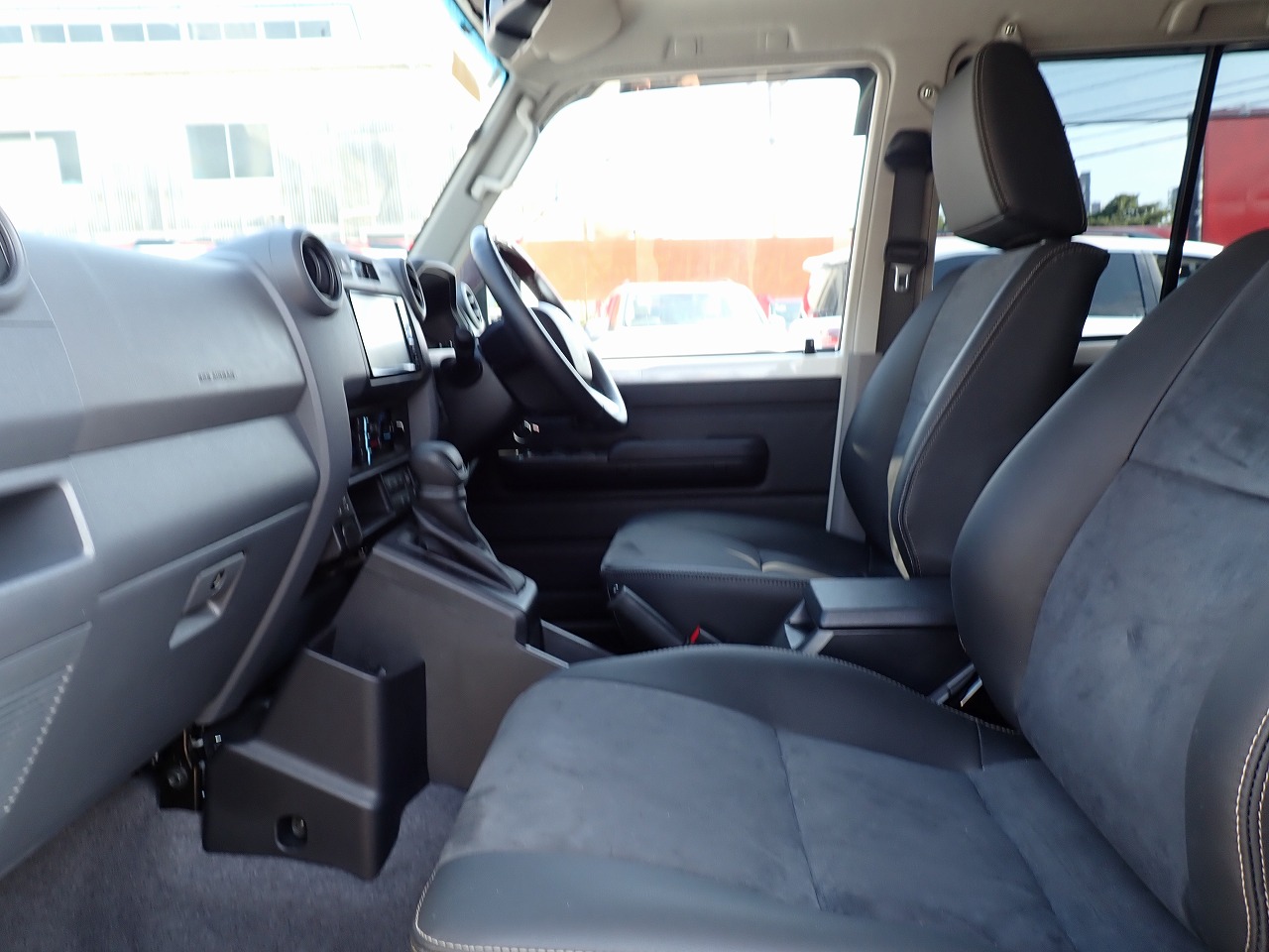 TOYOTA Land Cruiser 70
