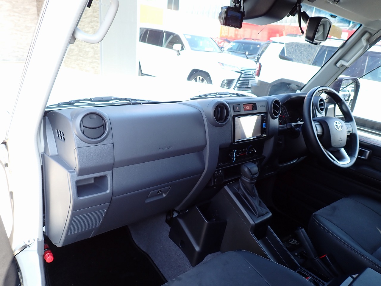 TOYOTA Land Cruiser 70