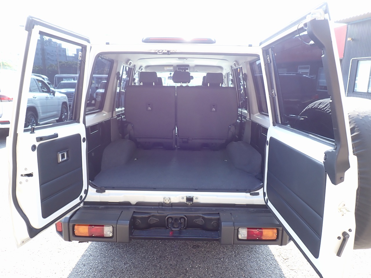 TOYOTA Land Cruiser 70