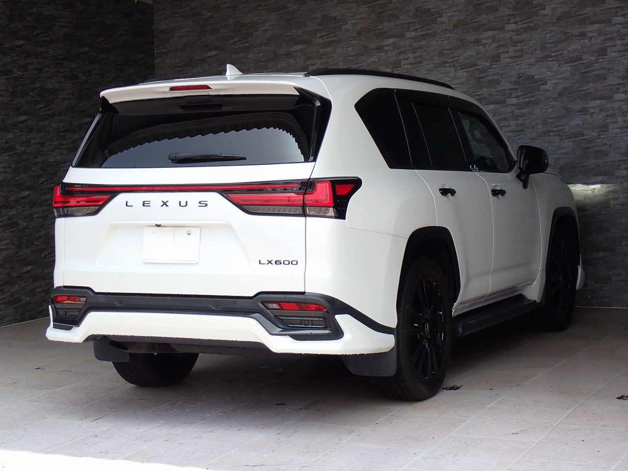 LEXUS LX 600