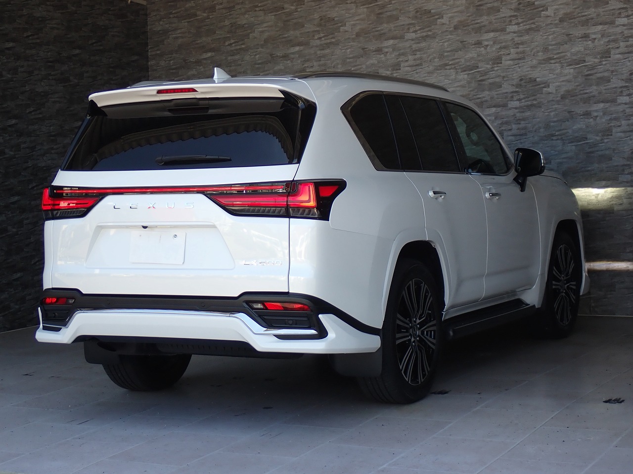 LEXUS LX 600