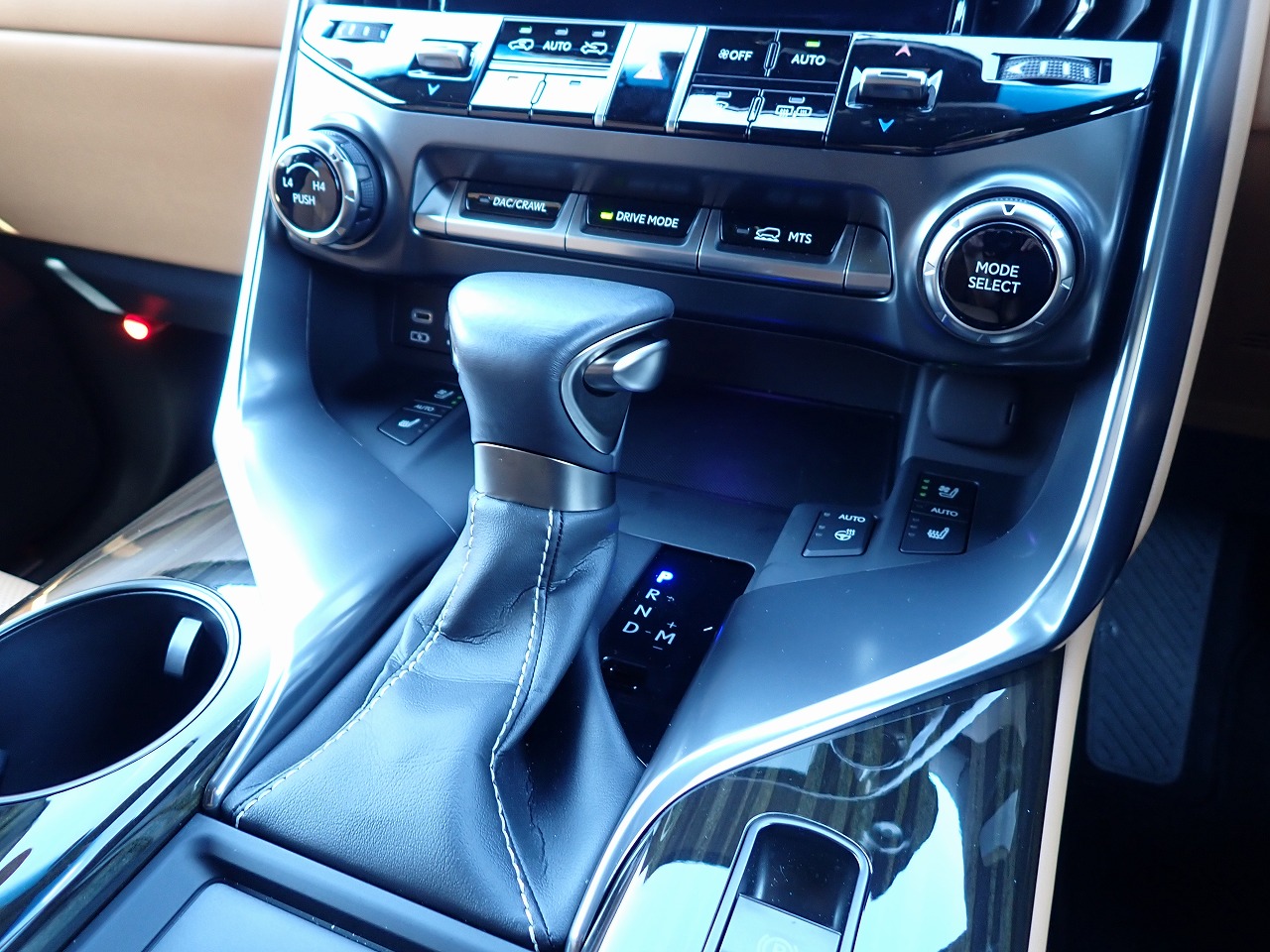 LEXUS LX 600