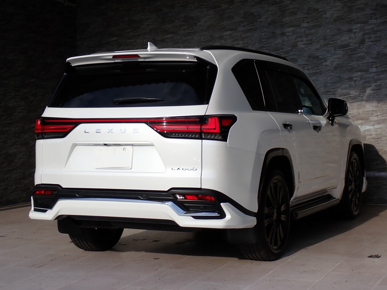 LEXUS LX 600