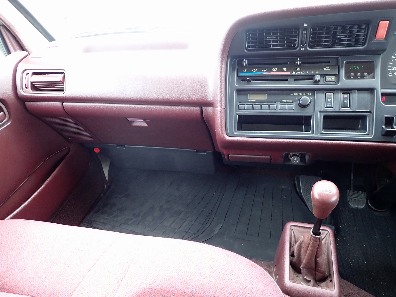 TOYOTA Hiace Commuter