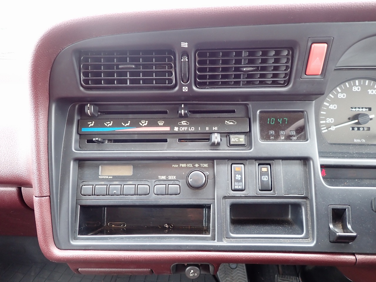 TOYOTA Hiace Commuter