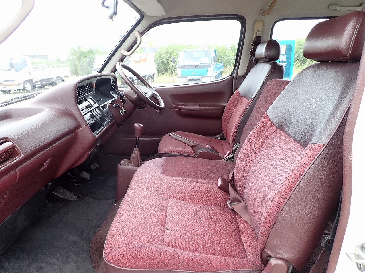 TOYOTA Hiace Commuter