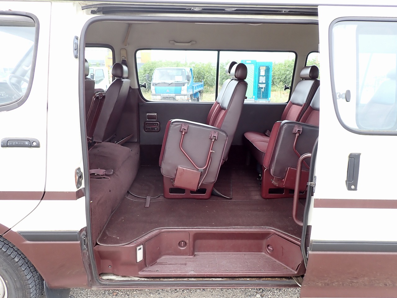 TOYOTA Hiace Commuter