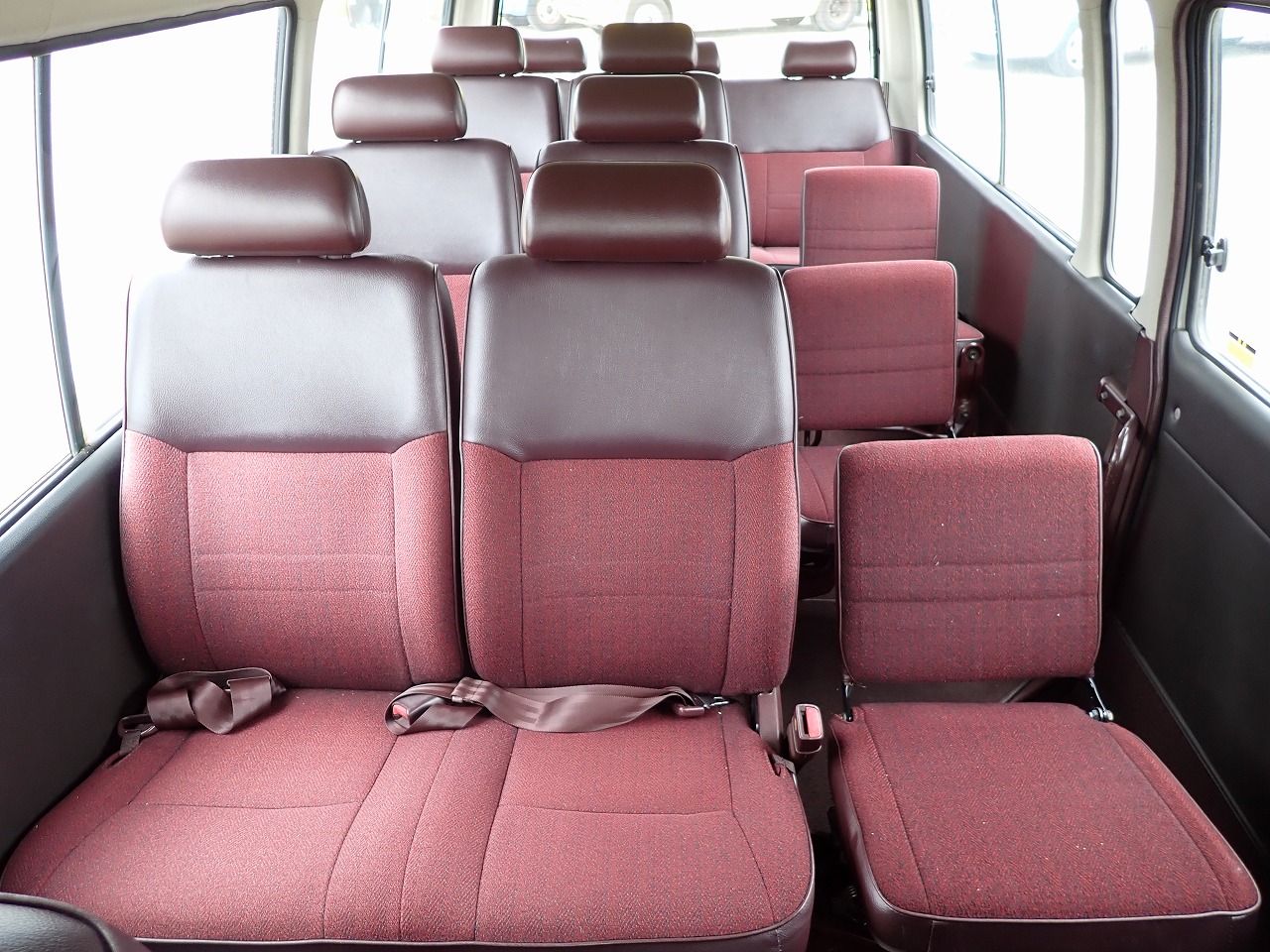TOYOTA Hiace Commuter