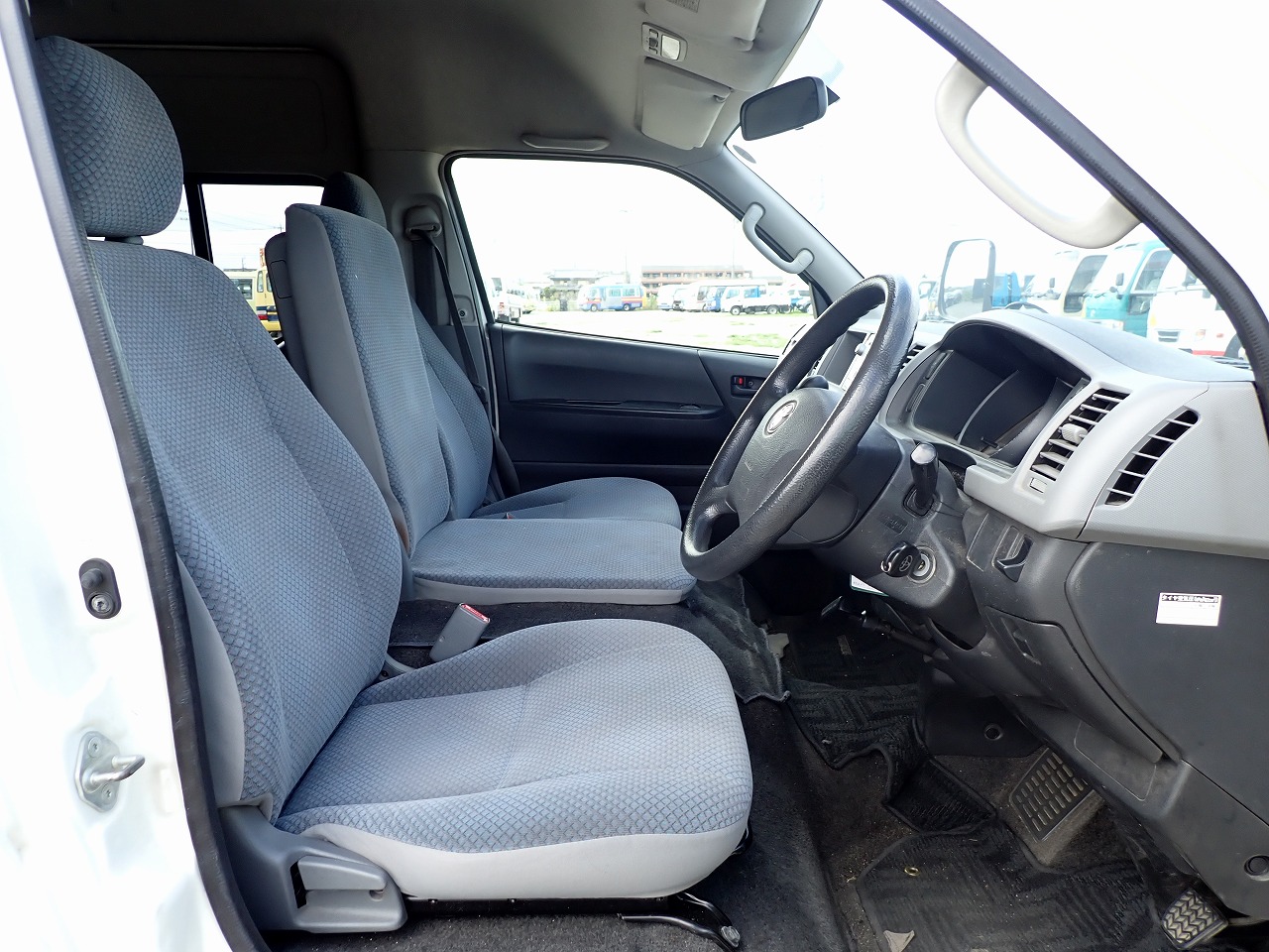 TOYOTA Hiace Commuter
