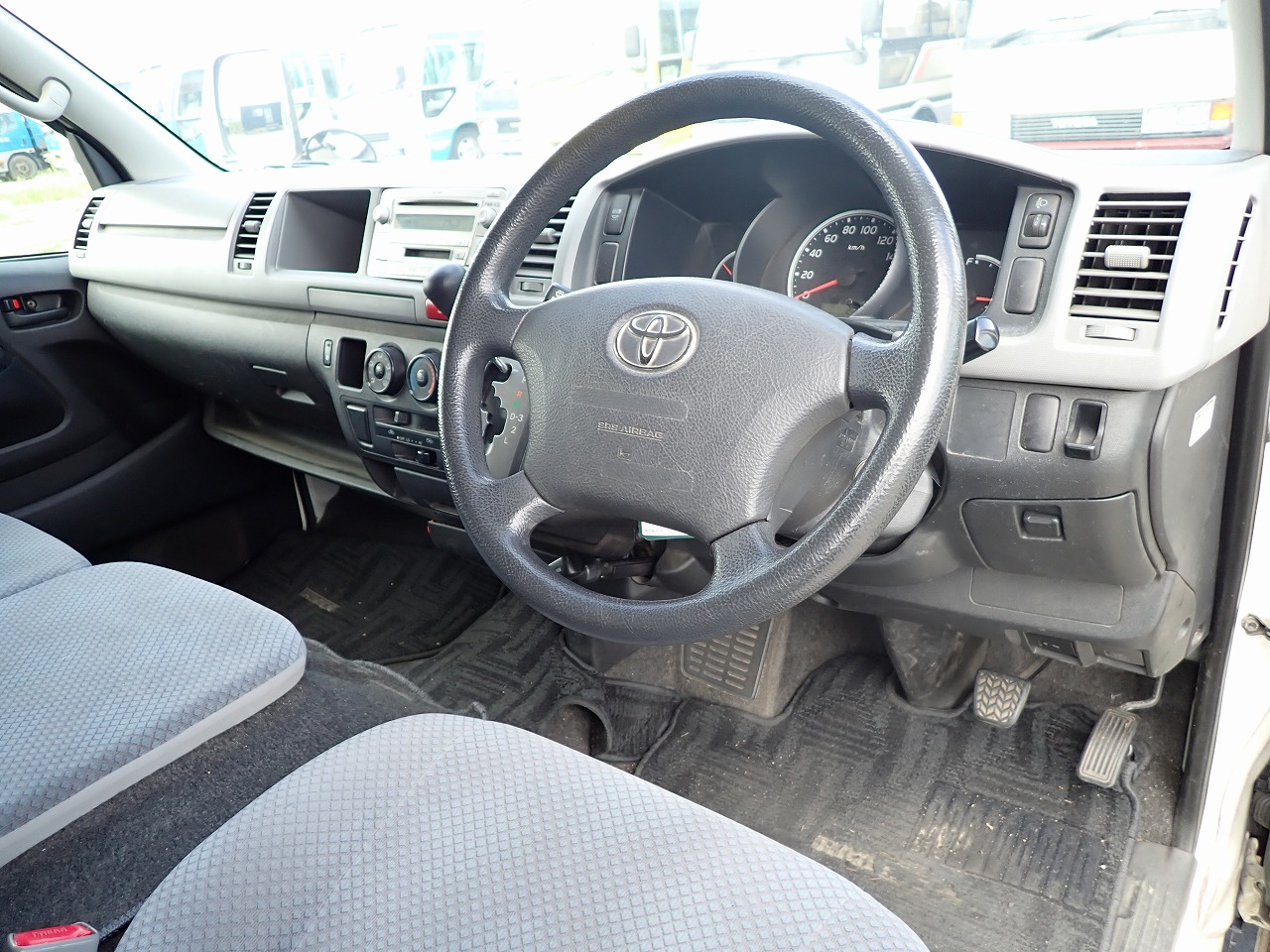 TOYOTA Hiace Commuter