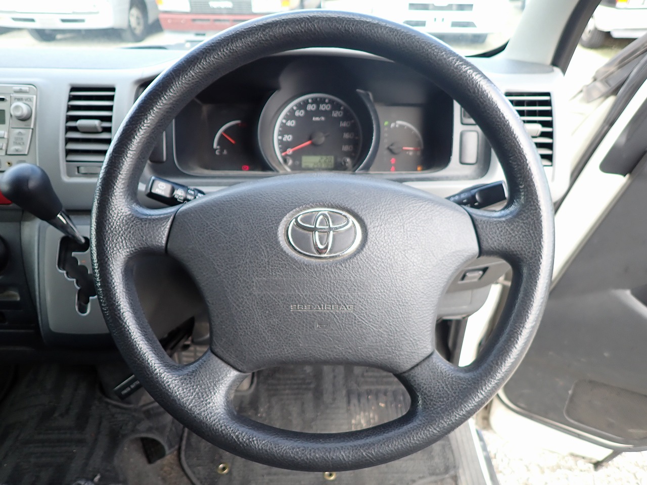TOYOTA Hiace Commuter