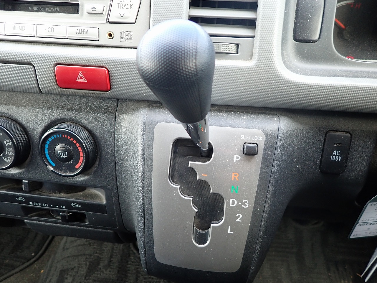 TOYOTA Hiace Commuter