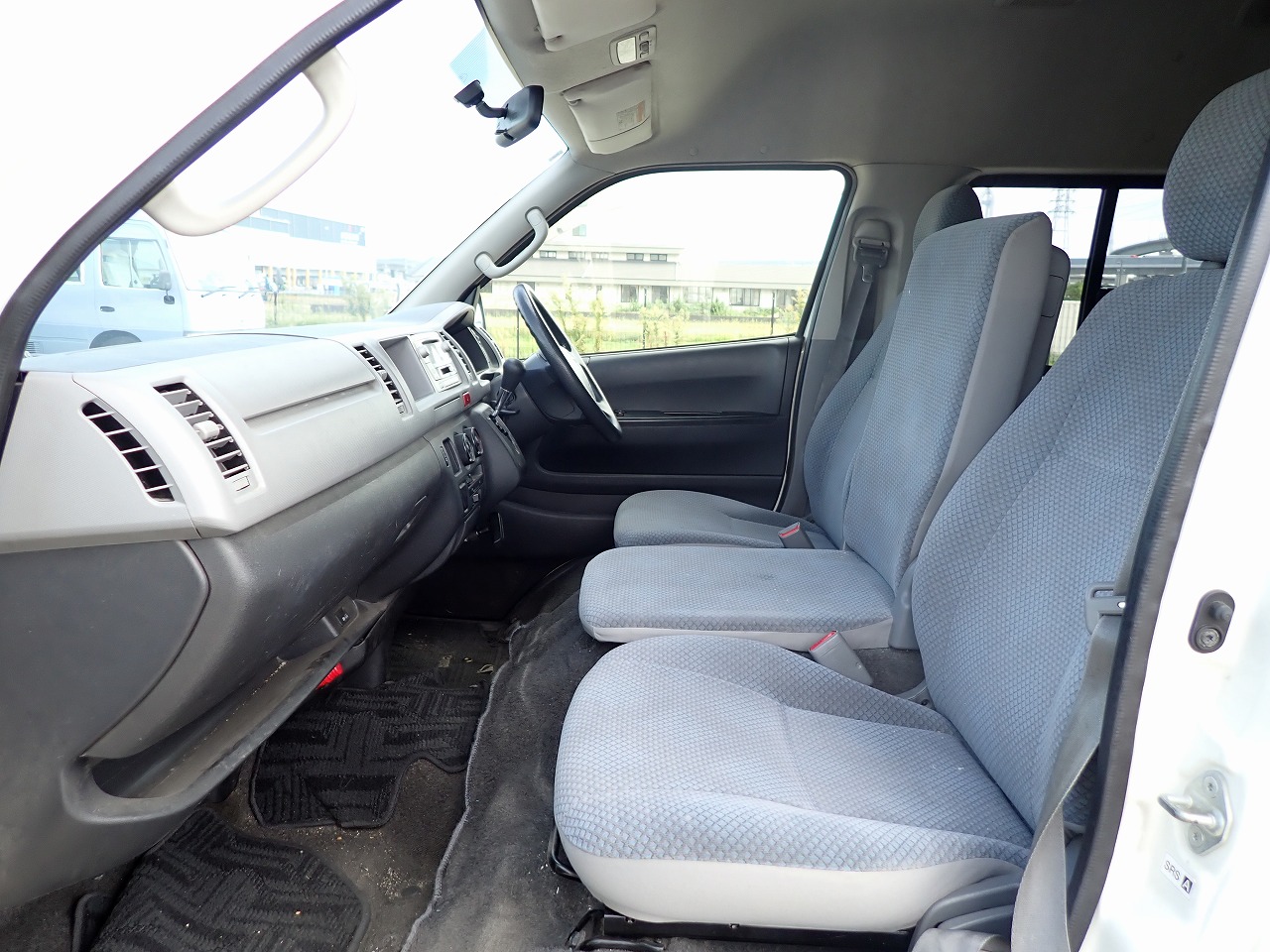 TOYOTA Hiace Commuter