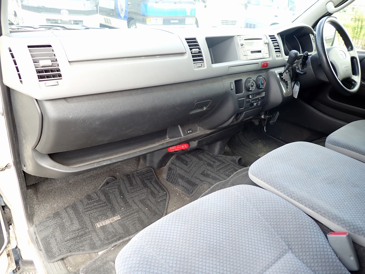 TOYOTA Hiace Commuter