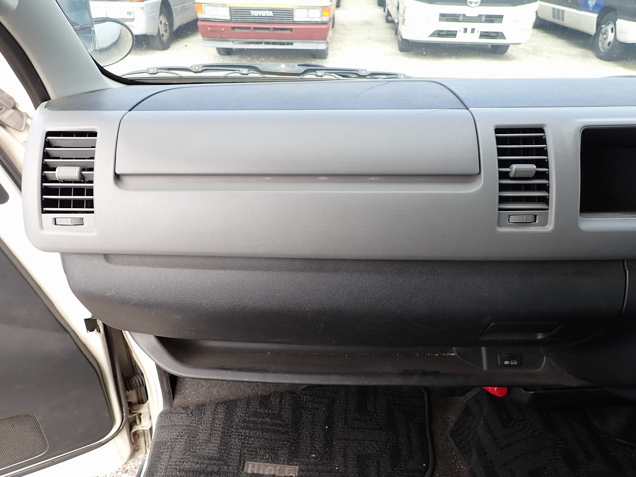 TOYOTA Hiace Commuter