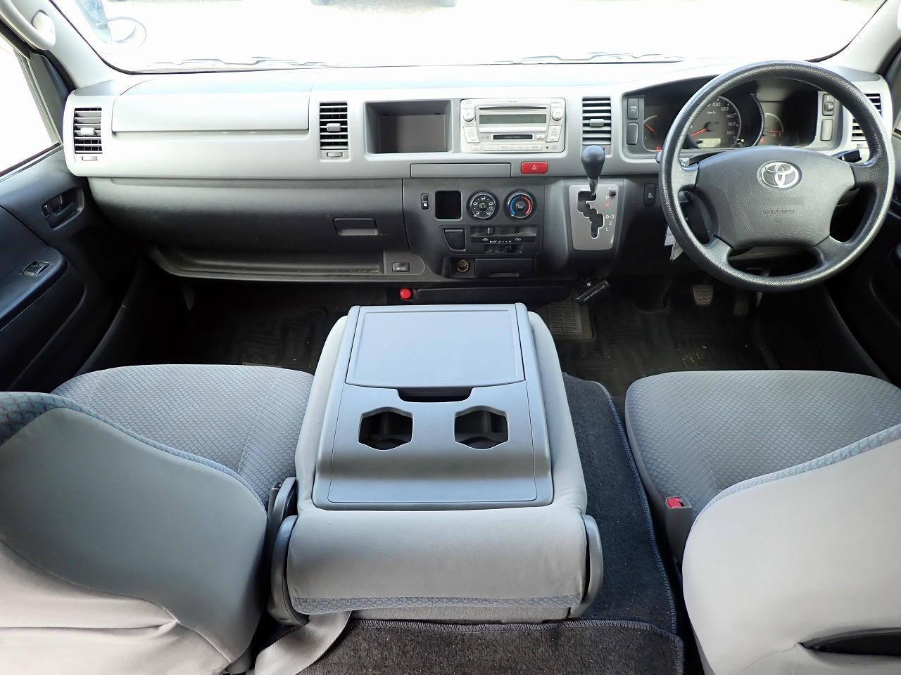 TOYOTA Hiace Commuter